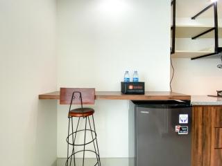 Minimalist and Strategic Studio Apartment at Grand Kamala Lagoon By Travelio - Bekasi - 6