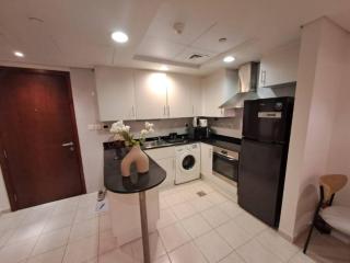Spacious 1BR unit with Lake View - Dubai - 5