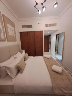 Spacious 1BR unit with Lake View - Dubai - 3