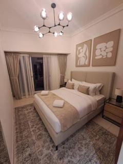 Spacious 1BR unit with Lake View - Dubai - 2