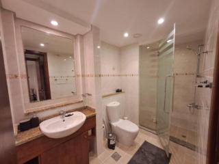 Spacious 1BR unit with Lake View - Dubai - 1