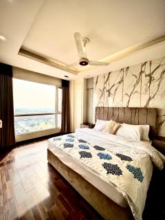 Elysium Tower Cozy 2Bhk with Netflix & City Views - Islamabad - 3