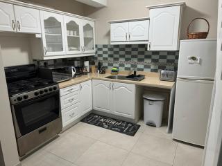 Deluxe Modern 1BR I Pool with Amazing Sea Views I Ideal Location - 3