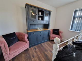 Modern & Spacious 5 Bedroom Bungalow with Parking Near Brecon Beacons & Bike Park Wales - 3