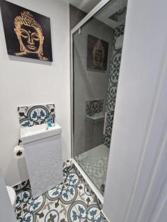 Modern & Spacious 5 Bedroom Bungalow with Parking Near Brecon Beacons & Bike Park Wales - 1