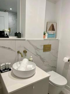 Coastal Hideaway-Modern Flat, 10 Min to Beach&Town - Eastbourne - 2