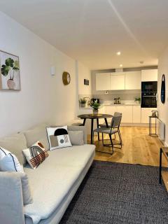 Coastal Hideaway-Modern Flat, 10 Min to Beach&Town - Eastbourne - 8