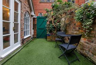 Monk Bar Garden Hideaway - 6