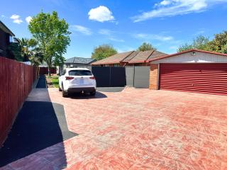 Modern Home with 2 Ensuites Only 17 Minutes to City and CHC Airport - 9