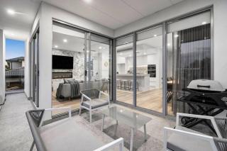 Luxe Coastal Getaway - Curlewis - 1