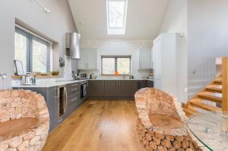 Woodside, surrounded by woodland and beautiful gardens - 5