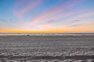 Mimi's & Nana's Beach House Beautiful bungalow with ocean views, fast WiFi, gas grill, and sunroom - 7