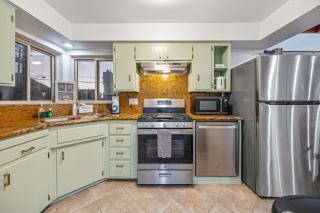 Mimi's & Nana's Beach House Beautiful bungalow with ocean views, fast WiFi, gas grill, and sunroom - 3