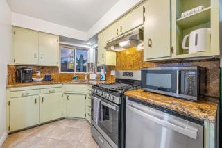 Mimi's & Nana's Beach House Beautiful bungalow with ocean views, fast WiFi, gas grill, and sunroom - 1