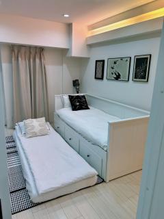 Roppongi 4 minutes, 4 person ,Dyson hair dryer, POLA toiletries - Tokyo - 2