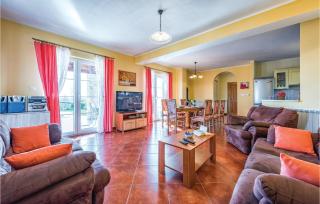 Four-Bedroom Holiday Home In Bregi - 8