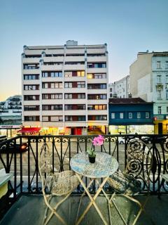 Cozy Private Rooms in 9-Bedroom Apartment Near Augarten - 1