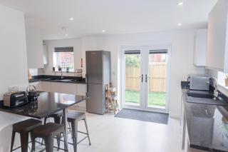 Rare 3-Bed, 3 Bath House, 2 En-Suites, Free Parking, Harrogate - 9