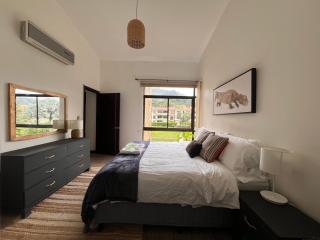 CR MARIPOSA RENTALS Lakeview PENTHOUSE with office space, pool, gym, tennis - Santa Ana - 8