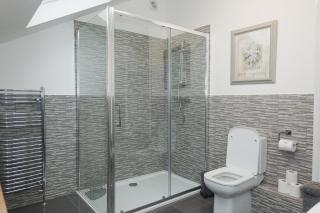 Rare 3-Bed, 3 Bath House, 2 En-Suites, Free Parking, Harrogate - 8