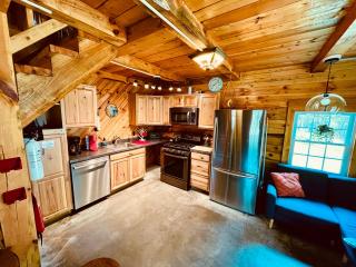 Super Cozy Four-season Adirondack Cabin - Prime Location! - 5