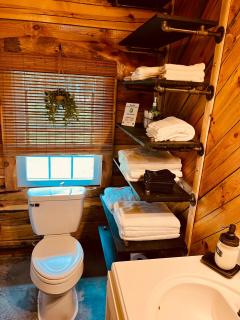 Super Cozy Four-season Adirondack Cabin - Prime Location! - 6