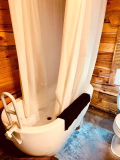 Super Cozy Four-season Adirondack Cabin - Prime Location! - 7