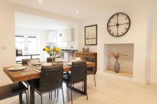 Rare 3-Bed, 3 Bath House, 2 En-Suites, Free Parking, Harrogate - 0