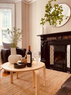 4BR Spacious Home- 5 Mins to City- Free Secure Parking - 4