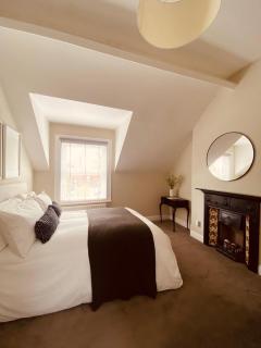 4BR Spacious Home- 5 Mins to City- Free Secure Parking - 1