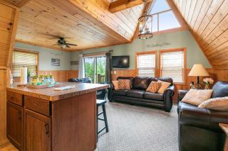 8 Mi to Dogwood Canyon Cozy Cabin with Deck - 6