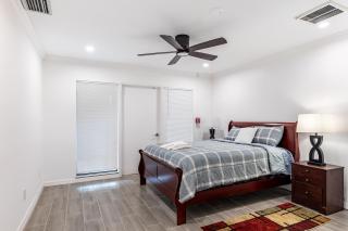 Spacious 2BR Townhouse Riverside with Parking - 7