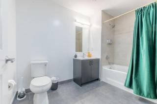 2 bedroom 2 bath Suite, Near American Dream and The Airport, Free Parking, King Bed and 2 Queen Beds, Washer and Dryer - Orange - 7