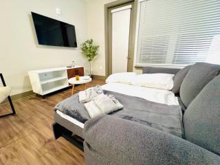 Full Apartment Pet-Friendly, 15 Min to Parks, King Bed, Resort-Style Amenities - Orlando - 2
