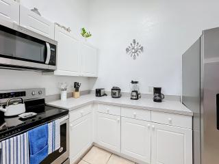 The Galactic Getaway, Cozy 3Bed, 2Bath, centrally located, near all theme parks - Kissimmee - 1