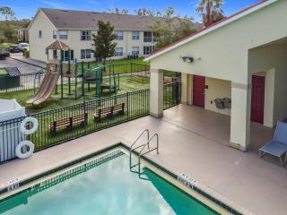The Galactic Getaway, 3Bed, 2Bath Apartment, Free Parking, Heated Pool - 7