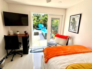 POOLSIDE MANOR - Men Only Clothing-Optional - Fort Lauderdale - 9