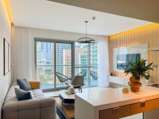 Modern 1BR Panoramic View, West Avenue - Dubai - 0