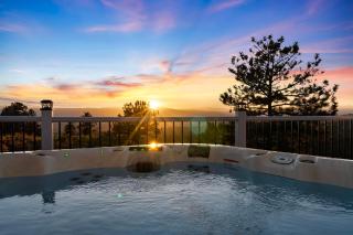 The KingDome - A Unique, Royal Experience with Hot Tub, Rooftop and Views - Castle Rock - 9