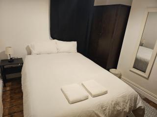 Charming Room by Gloucester Road - Bristol - 0