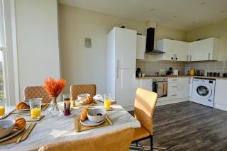 F1 Team Flat - 4 Separate Beds - Van Parking & 1GB WiFi - 5