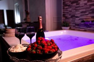 V Suites - Apts & Spa - 0