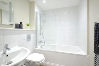 F4 Contractor & Team Flat - 4 Separate Beds - Van Parking & 1GB WiFi - 1
