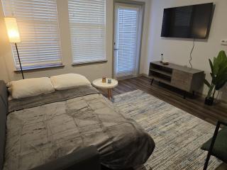 Entire Apartment with Comfy King Bed, Pets Allowed, 15 Min to Parks, Resort-Style Amenities - Kissimmee - 3