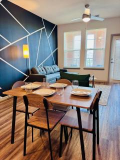Entire Apartment with Cozy King Bed, Pet-Friendly, 15 Min to Disney, Resort-Style Amenities - Kissimmee - 3