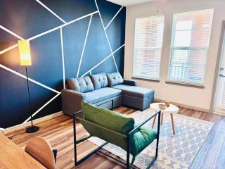 Entire Apartment with Cozy King Bed, Pet-Friendly, 15 Min to Disney, Resort-Style Amenities - Kissimmee - 1