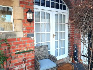 Cosy Bath-tub Ensuite - 5