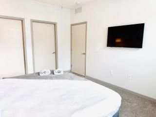 Entire Apartment King Bed, Pets Welcome, 15 Min to Parks, Resort-Style Amenities - Kissimmee - 3