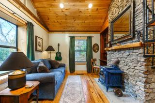 Cozy Cabin in the Woods w/ Playroom, Deck & Lounge - 2