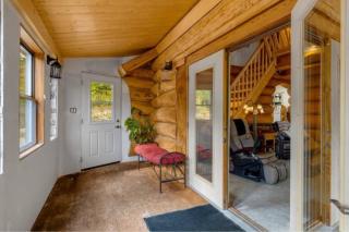 Authentic lofted log cabin with hot tub - 9